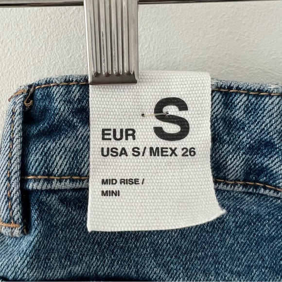 Zara women’s jean skirt, button style, frayed hem, length mini mid-rise, size S - Picture 5 of 7